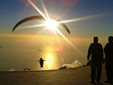 Paragliden in Oludeniz bij zonsondergang