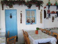 Kleine cafés langs de straten in Kalymnos