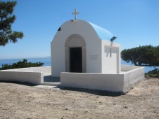 Een kleine kerk boven op het eiland Kos