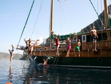 Springen van de gulet in de Egeïsche Zee